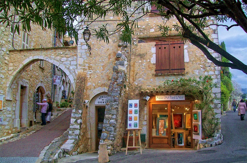 Winding streets lined with boutiques and art galleries St Paul de Vence, southern France